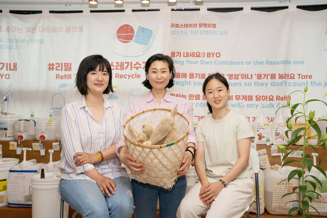 한국 최초 제로웨이스트 리필스테이션 ‘알맹상점’의 양래교, 고금숙, 이주은(왼쪽부터) 대표. 페어드스튜디오 윤지원