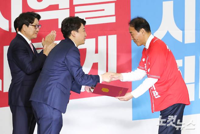 지난 6일 서울 여의도 국회 의원회관에서 열린 '제8회 동시지방선거 국민의힘 광역단체장 후보 공천장 수여식'에서 주기환 광주시장 후보가 공천장을 받고 있다. 윤창원 기자