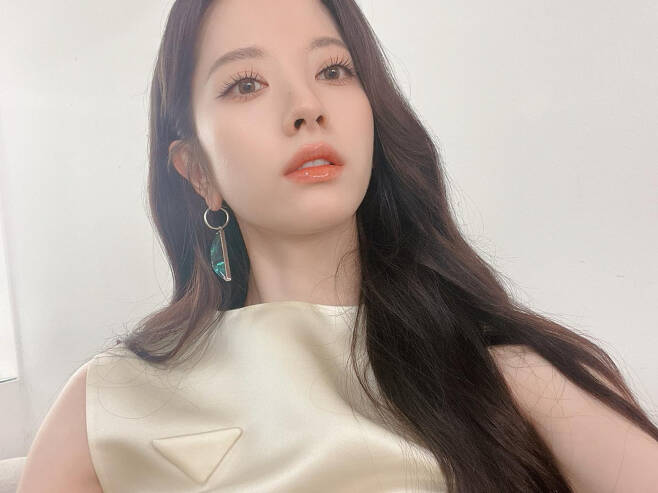 Bona posted a picture on her Instagram page on the 4th.The photo released shows Bona, whose camera composition was taken from below to above, but Bonas goddess beauty remains unchanged.The fans who encountered the photos showed various reactions such as beautiful and pretty.On the other hand, Bona will appear on TVN Amazing Saturday to be broadcast on the afternoon of the 4th.