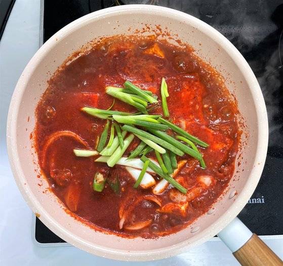 조리하는 동안 뒤적이지 않아야 두부가 부서지지 않는다. 사진 이정웅