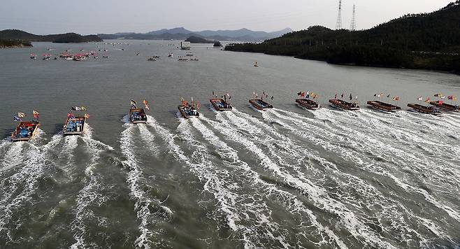 전남 해남군과 진도군 사이 울돌목에서 1597년의 명량해전을 재현하는 모습. ⓒ연합뉴스