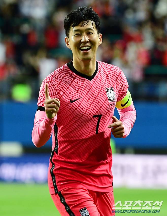 대한민국과 칠레의 축구 A매치 친선경기가 6일 대전월드컵경기장에서 열렸다. 한국의 손흥민이 두번째 골을 성공시키고 환호하고 있다. 대전=최문영 기자 deer@sportschosun.com/2022.06.06/