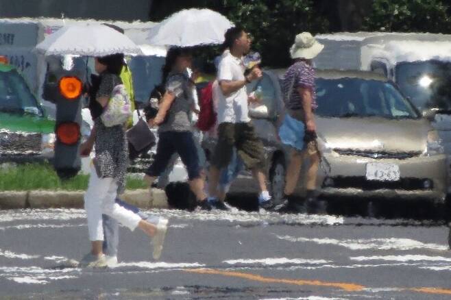 한여름 일본 도쿄 거리에서 폭염 때문에 아지랑이가 피어오른 모습이 보인다. 도쿄/AFP 연합뉴스