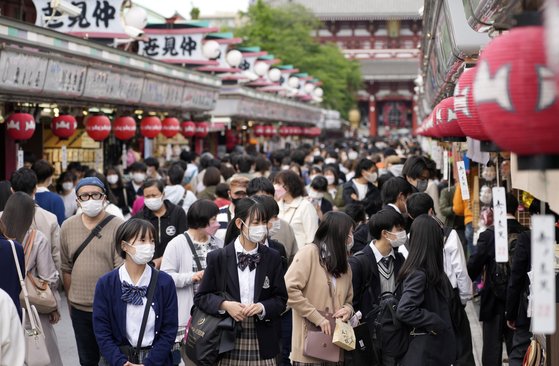 지난 5월 2일 도쿄의 유명 관광지인 아사쿠사 센소지가 마스크를 쓴 관광객들로 붐비고 있다. 일본 정부는 오는 10일부터 해외 관광객 입국을 허용한다. [EPA=연합뉴스]