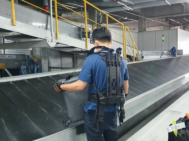 인천공항 수하물처리시설(BHS) 운영 현장에서 근무자가 근력보조 웨어러블 로봇을 착용하고 작업하고 있다. 인천국제공항공사 제공