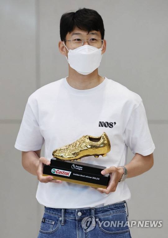 손흥민 : 2021~2022 시즌 잉글랜드 프리미어리그(EPL) 득점왕을 차지한 토트넘 홋스퍼의 손흥민이 24일 오후 인천국제공항 제2여객터미널을 통해 입국하며 골든 부트 트로피를 들어보이고 있다. 연합뉴스