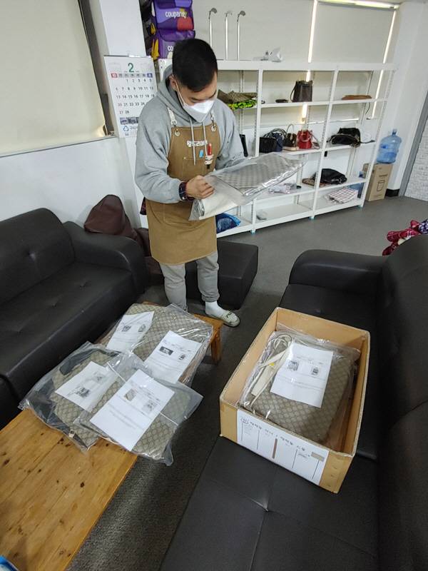 리폼 의뢰가 들어온 명품백을 분류 중인 월드리페어 직원.