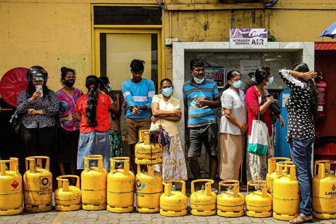 지난 5일 스리랑카 수도 콜롬보에서 시민들이 가정용 LPG를 구매하기 위해 긴 줄을 서고 있다. 2022. 6. 5 / AFP 연합뉴스