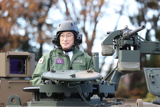 기시다 후미오 일본 총리가 지난해 11월 27일 도쿄도에 있는 육상자위대 아사카 주둔지에서 지난 2012년 도입한 ‘10식(式) 전차’에 탑승해 사진 촬영을 하고 있다. [AFP=연합뉴스]