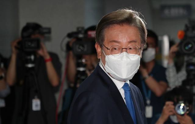 이재명 더불어민주당 의원이 7일 오전 국회 의원회관으로 첫 등원을 하며 의원실 앞에서 백브리핑을 하고 있다. 공동취재사진