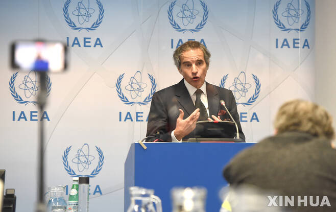 [빈(오스트리아)=  신화/뉴시스] 라파엘 그로시 국제원자력기구(IAEA )사무총장이 4월1일 빈에서 열린 세계원자력기구 총회에서 우크라이나의 체르노빌 원전 관리 지원에 대해 설명하고 있다.