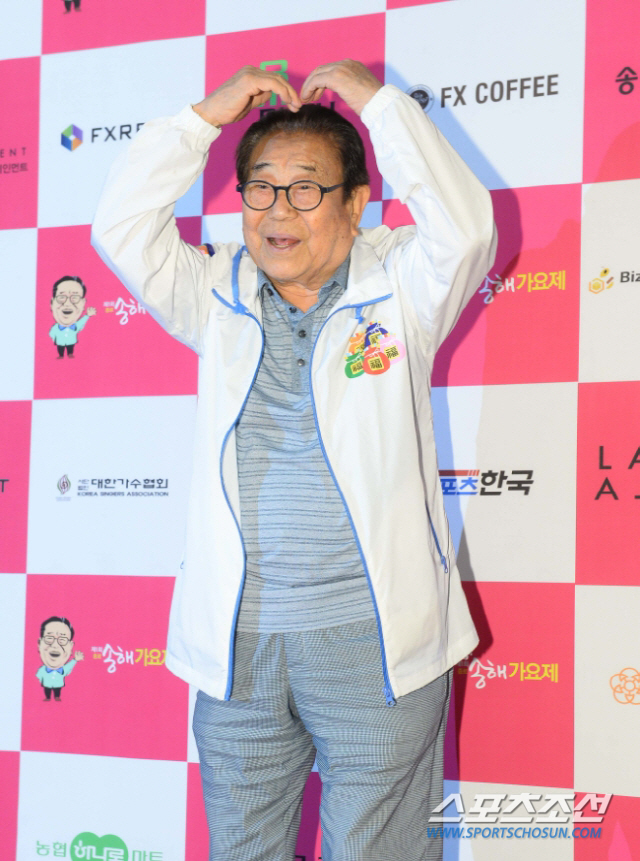 Song Hae, a 95-year-old Active duty MC, died today (8th); the year of his birth is 95.According to police and medical circles on the 8th, Song Hae died at his home in Seoul Gangnam this morning.Song Hae was confirmed COVID-19 in March of this year and was reportedly hospitalized and discharged from hospital twice in April and May.So Song Hae also announced his intention to get off to the production team of National Singing Contest.In the meantime, Composer Lee Ho-seop and Lim Soo-min announcer took charge of the National Singing Contest which was resumed in two years on May 5.The production team emphasizes that they are discussing the program getting off or participating in the program, and in the voice of concern and concern about health, there is no big problem with health.I did not participate in the field recording because it was burdensome to move to the province for a long time because there was Age. Memorials of juniors are pouring into the news of the death of Song Hae, a big senior in the entertainment industry.The comedian Yong-Shik Lee said, In April 1974, Song Hae and his first meeting this morning are eternal farewell to the teacher. Please let the laughter and joy that you gave to our people down from heaven to Korea.In Korea, three sides are not Sea, but the original slope is Sea.The East Sea, the West Sea, the South Sea, and Song Hae wrote a long Memorial.Broadcaster Harisu, Oh Sang-jin, Singer Kim Soo-chan and Lee Hyun-woo also said, I wish you the best of the three deceased.Meanwhile, he was born in 1927 in Hwanghae Province and made his debut as a Changgong Music Theater in 1955.In particular, KBS 1TV National Singing Contest, which is the representative work, has been in charge for 34 years since 1988.Last month, KBS announced that Song Hae, who has been active as an MC for the National Singing Contest, was listed on the Guinness World Record as the Oldest TV Music Talent Show host.Last year, the documentary film Song Hae 1927, which illuminated the biography of the deceased, was released.