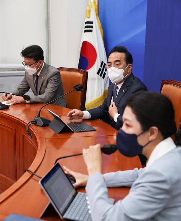 더불어민주당 박홍근 대표 직무대행 겸 원내대표가 8일 국회에서 비상대책위원회 구성 등 현안 관련 기자간담회를 하고 있다. 연합뉴스