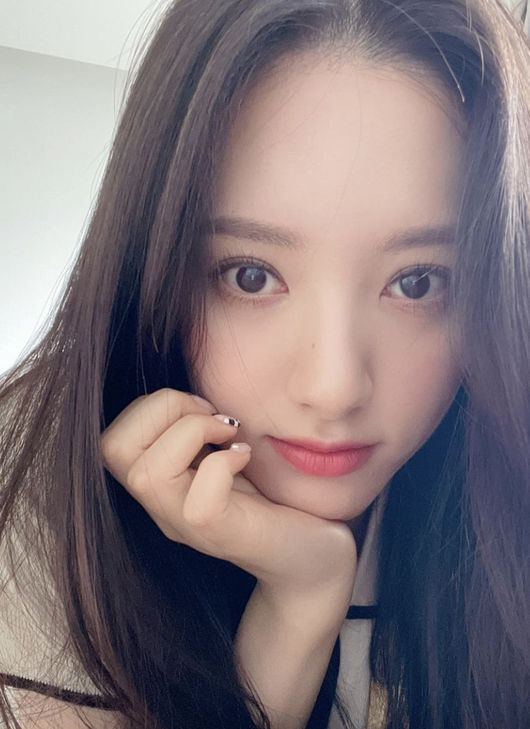 WJSN Bona boasted a close shot without humiliation.On the afternoon of the 8th, Bona posted two photos on her instagram, in which Bona stares at the camera with her long hair hanging naturally.It seems to be natural light, not lighting, that surrounds Bona.Bonas flawless white skin, pure eyes, clear nose, and a soft, rigid mouth show off a neat charm.Netizens did not hesitate to admire Yu Rim is pretty even if he takes off his pitch, but he is really beautiful and I am really innocent.On the other hand, Bona has been playing Yu Rim, a rival of Kim Tae-ri and a relationship with Nam Joo-hyuk, in the popular TVN drama Twenty Five Twenty Onebona Instagram