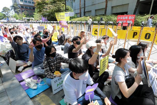 지난 1일 서울 종로구 옛 일본대사관 인근에서 열린 1,546차 일본군 성노예제 문제해결을 위한 정기 수요시위에서 참가자들 너머로 반대 집회 문구가 보이고 있다. 뉴스1