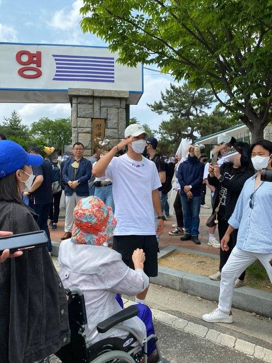 훈련소 입구에서 가족에게 경례하는 황희찬(가운데). 피주영 기자