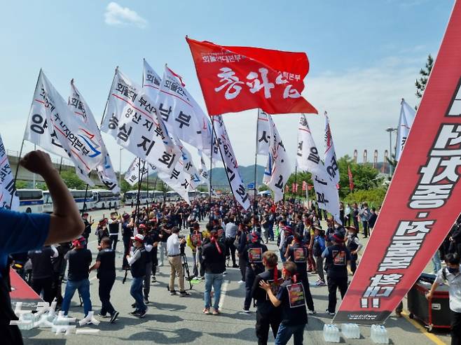 7일 화물연대 노조원들이 부산신항 삼거리에서 총파업 출정식을 열고 있다. 박진홍 기자