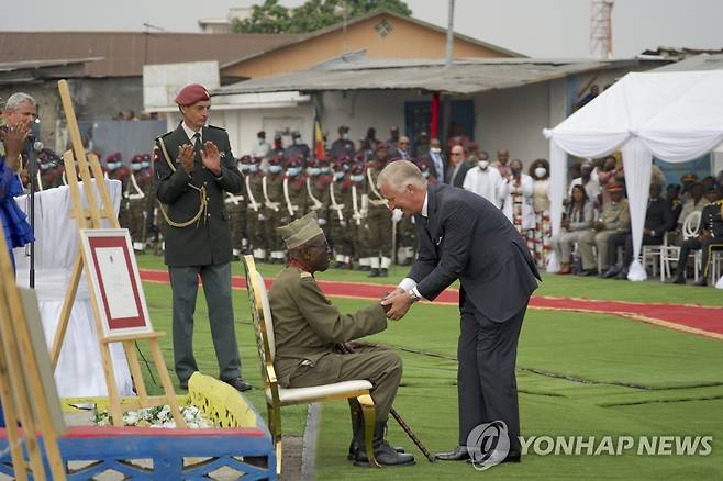 사죄는 아니랍니다 - 콩고민주공화국을 방문 중인 필리프 벨기에 국왕이 지난 7일(현지시간) 수도 킨샤샤에서 진행된 2차 세계대전 참전용사 추모 행사 도중 벨기에인들과 함께 싸운 콩고인 참전용사 알베르트 쿤유쿠(100)의 손을 붙잡고 있다. 그는 과거 식민 지배에 대해 깊은 유감을 표했는데, 이번 방문 도중 공식 사죄가 있을 것이라고 기대했던 민주콩고 야당 정치인들을 중심으로 미흡하다는 반응을 듣고 있다.킨샤사 EPA 연합뉴스