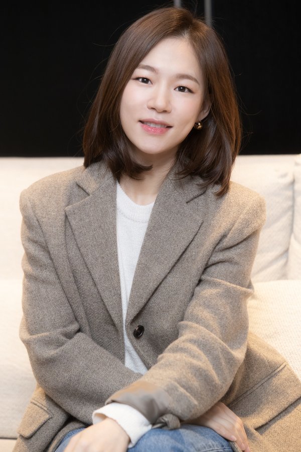 Saram Entertainment, a subsidiary of Yeri Han, said on September 9, Yeri Han Actor, who met a precious relationship, has made a hundred years of trust and affection.Considering that it is a difficult situation, the two had a simple meal place with family members attending the Seoul meeting earlier this year, and the Vow was to be a lifelong companion without a separate ceremony. As the actor of Yeri Han Actor is a non-Celebrity, I politely ask you to refrain from excessive interest in the image.Hello, this is Saram Entertainment.I have some good news about your friend, Actor Yeri Han. Yeri Han Actor, who met a precious relationship, has made a hundred years of trust and affection.Considering that it is a difficult situation, the two had a simple meal meeting with their families at the Seoul meeting place earlier this year and the Vow was to become a lifelong companion without a separate ceremony.Please understand that you have not been able to tell Dictionary.In addition, as the actor of Yeri Han Actor is non-Celebrity, I would like to ask you to refrain from excessive interest in your personal image.Yeri Han Actor will continue to reward him with good performance as Actor, so I would like to ask for your attention and support.