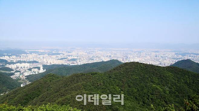 광주 시내가 훤히 내려다보이는 늦재전망대.