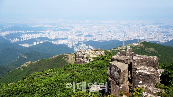 무등산 정상에서 바라본 무등산 능선과 광주 시내 모습