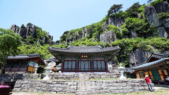 주상절리인 광석대에 둘러싸인 규봉암. 규봉을 중심으로 솟아있는 광석대는 산사를 품에 안고 있어 한층 고즈넉한 풍경을 자아낸다.