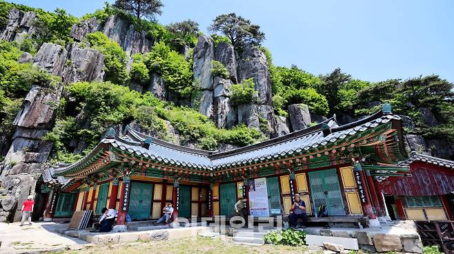 주상절리인 광석대에 둘러싸인 규봉암. 규봉을 중심으로 솟아있는 광석대는 산사를 품에 안고 있어 한층 고즈넉한 풍경을 자아낸다.