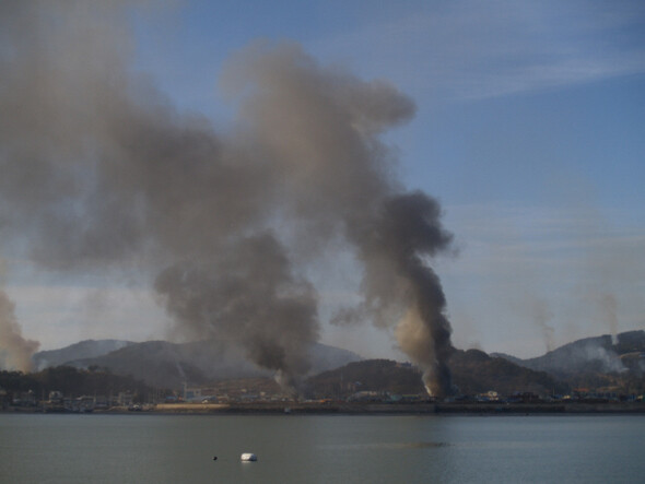 2010년 11월23일 연평도에 북한 포탄이 떨어져 연기가 나고 있다. 사진공동취재단