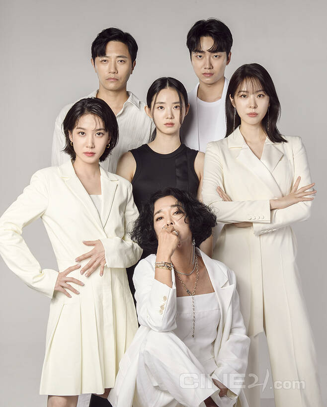 A picture showing the synergy of the witch2 protagonists was released.The movie witch part2, which opens on June 15.The Other One (hereinafter referred to as witch2; director Park Hoon-jung) is an action film about what happens when the forces chasing her for different purposes gather in front of the Girl, who survived the devastated secret RAND Corporation alone and came out of the world.The picture, which was released on the 10th ahead of its release, captures the Sight by the appearance of the witch corps, which boasts a limited-class chemistry in a monotone costume.Cynthia Rhodes, who plays the role of a girl who woke up from the secret RAND Corporation through the competition of 1,408:1, emits a presence with fresh masks and mysterious atmosphere.Jo Min-soo, who returned to the whit Univers once again as the founder of the whit project, played the role of Seo Eun-soo, who challenged the transformation into a Johyun, a head office agent who was trying to remove Girl, and Jingu, who added immersion in the breakup drama to the boss Yongdu of the organization aiming for Girl It overwhelms those who see it with force.Park Eun-bin and Sung Yoo-bin, who showed their brother and sister Kimi as Daegil, the only friends of Kyunghee and Girl who came out to protect Girl, are attracting attention by offering a chic charm that is contrary to the character in the play.