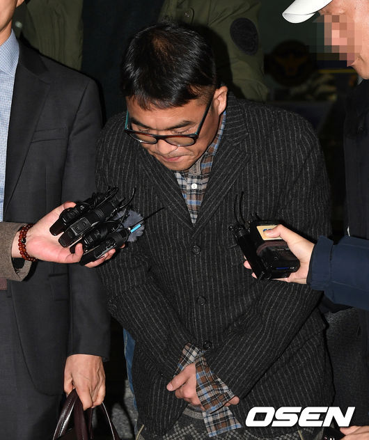 [OSEN=이대선 기자]가수 김건모가 취재진을 향해 인사를 하고 있다./sunday@osen.co.kr