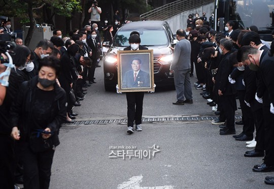 At 4:30 am on the 10th, at the funeral hall of Seoul Jongno District, Seoul National University Hospital, Song Haes funeral ceremony was strictly followed by Eom Yong-soo, Yong-Shik Lee, Jeon Yoo-sung, Lim Ha-Ryong, Kim Hak-rae, Choi Yang-Rak, Yoo Jae-Suk, Kang Ho-dong, Lee Soo-geun Jo Se-ho and other junior comedy actors gathered and walked out of the last way of the deceased without loneliness.On this day, the funeral ceremony was conducted by Comedian Kim Hak-rae, and the president of the Comedian Association, Eom Young-soo, investigated.In addition, the comedian Yong-Shik Lee made a memorial service, and Song Haes representative songs Napal Flower Life were called by Sulundo, Hyun Sook, Moon Hee Ok, Bae Il Ho, Kim Hye Yeon, Lee Ja-yeon and Shin Yu.Kim Hak-rae, who was in charge of the proceedings, said, When I turned on the TV, I filled my hungry stomach with laughter.I hope you will see Mr. Song Hae, who is going to heaven with joy today. You ran away from home and went to North Korea, and you went to the shelter and made your debut, he said. You should get up again.Ill wait until you get up. I read the eulogy that I had prepared with a trembling voice that I still couldnt believe.You never said you were going to get off. You were hospitalized for two or three days at a long time.Song Hae, who had a 2,000 won rice soup and lived with an elderly man, can not believe that he went to heaven in such a youth.I hope you rest in heaven and rest comfortably. I respect and love you. I miss you so much.After the 30-minute design ceremony, Choi Yang-Rak, Lim Ha-Ryong, Yoo Jae-Suk, Kang Ho-dong, Jo Se-ho, and six other countries of the two countries made a Pilgrim image.The a Pilgrim image car with the deceased will go to the crematorium located in Gimcheon, Gyeongbuk after stopping at KBS main building through no:ze on Song Hae road in Seoul Paradise.On KBS, the band, which has been involved in the National Singing Contest, will play the last way.The deceased, who has been holding the MC position of the National Singing Contest, KBSs longest program for 34 years, was loved as a national MC, setting the Guinness World Record this year with the oldest MC (95 years old).On the second day, on the 9th, Choi Bul-am, Jun Hyun-moo, Kim Sook, Lim Sung-hoon, Lee Mi-ja, Lee Soon-jae, Jeon Won-ju, Park Jin-do, Park Sang-cheol, Yoo Min-sang, Moon Se-yoon, Kim Min-kyung, Hong Yoon-hwa, Tae Jin-ah, Ji Byung-soo, Moon Hee-ok, Song Dae-gwan and In Soon-i were Winston Chao.Former Prime Minister Hwang Kyo-ahn, Minister of Culture, Sports and Tourism Park Bo-gyun, Governor of Gyeonggi Province Kim Dong-yeon, former National Assemblyman Cho Won-jin, Chung Soon-kyun, Gangnam District Commissioner Kim Moon-oh,Born in 1927 in Yeonbaek-gun, Hwanghae Province, the deceased died on the 8th at his home in Dogok-dong, Seoul Gangnam District.Four days after failing to record the public recording of the national Born to Sing Yeonggwang Army, which resumed in two years on the last 4 days, I closed my eyes.The remains of the deceased are laid next to his wife, Seok Ok Lee, who was buried in Song Hae Park in Dalseong-gun, Daegu, which is called the second hometown.