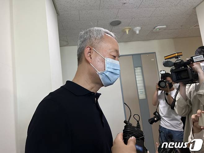 백운규 전 산업부장관이 5월19일 오후 검찰의 한양대 사무실 압수수색이 끝난 뒤 취재진과 만나 산업부 블랙리스트 의혹에 대해 "법과 규정을 준수했다"는 입장을 밝히고 있다. 2022.5.19./뉴스1 © News1 김정현 기자