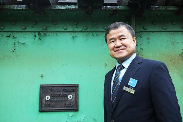 배은선 철도박물관장이 구일역 승강장을 받치고 있던 경인선 안춘천철교 상판구조물에 대해 설명하고 있다. ⓒ박준규