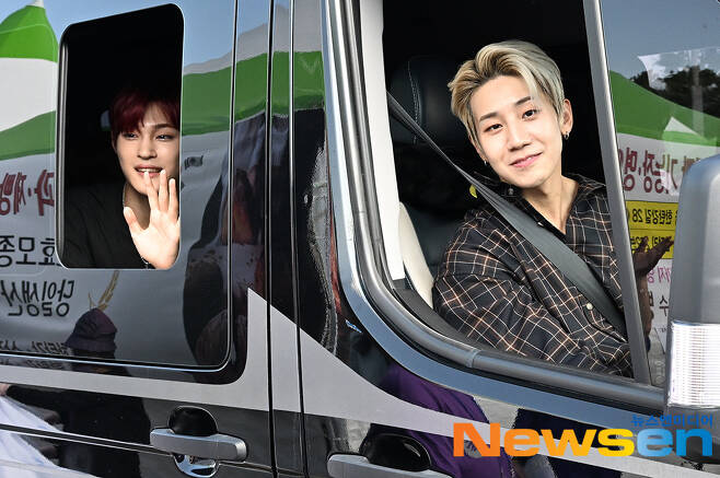 Group Tan Tae-hoon and window line cheer at the entrance to the performance hall before attending the KBS 2022 peace concert We, Here recording at the Cheolwon Public Sports Complex in Cheolwon-gun, Gangwon-do on the afternoon of June 11.