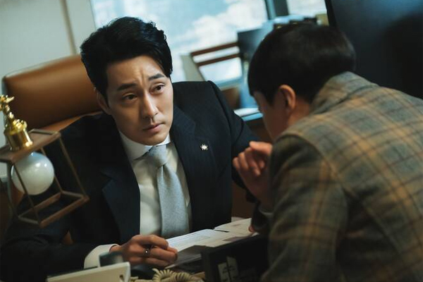 If it is not So Ji-sub, can it give you such a sense of immersion? MBC gilt drama Doctor Royer is a drama that So Ji-sub takes by the neck in a word.A story about a So Ji-sub who was thoroughly used by Lee Gyeung-young, the head of a Banseok hospital who had the best medicine but pretended to raise himself, and lost his loved ones because of it, returning to the medical litigation lawyer and taking a gruesome revenge on them.So Ji-sub takes the dramatic life that came to the prison from the doctor to the prison and became a lawyer again and drags it to a unique and charismatic act.It is a private revenge, but it also has a public purpose of realizing justice because it is a defense for victims of medical accidents in Banseok Hospital.This is why Hans revenge drama creates a more universal consensus.In addition, even in the process of releasing the love affair of Kim Suk-young (Im Soo-hyang), who misunderstands that his brothers death is due to Han, Han is the person who takes the center of it.In addition, the newly emerging black-haired foreign lobbyist, Shin Sung-rok, reveals a formidable charisma and foresaw a confrontation with Han Yi Han in the future.Han has to fight against the new Billon Jayden Lee while confronting Koo Jin-gi.The more powerful the enemies in front of him feel, the more the viewers are forced to fall into the tension of this revenge.However, despite the interest created by So Ji-sub, the reaction to Im Soo-hyang and Lee Gyeung-young who appeared in this drama is not so good.Im Soo-hyang is a person who has caused controversy due to the overlapping appearance of similar period before the airing.Of course, this problem was not created by Dr. Royer, but SBS We Are From Today is a problem that occurred when we changed the composition.It is true that I am doubtful whether Im Soo-hyangs prolific work is having such an effect from the standpoint of viewers who have done well and done wrong.Especially, Im Soo-hyang, who plays the role of Kim Seok-young in Doctor Royer, does not show his presence as well as he thinks.It is because of the character, but the Acting Resolution of Im Soo-hyang shows a similar tone somewhere.The Doctor Royer and We Are From Today are completely different characters and the nature of the work is different, but it tends to look like Im Soo-hyang, not a role.Meanwhile, Lee Gyeung-young of Doctor Royer is pointed out as a problem of prolific appearances rather than an issue of Acting power; recently he appeared as a villain in too many works.In SBS Again My Life, Kim Hee-woo (Lee Jun-ki) played the role of Billon Cho Tae-seop, who is trying to confront the end, and Han Sung-bum, chairman of the Hansu Group, also played the role of SBS Why Oh Soo-jae, which is aired on the same time period with Doctor Royer.The problem is that in these different works, the characters Lee Gyeung-young shows are almost similar villains and show some obvious aspects.Actors prolific or even overlapping appearances can confuse viewers who see the work.Especially, appearing in various works at similar times can be a reason to break the immersion for viewers.In addition, it is a bigger problem to show similar Acting despite the different characters in each work.Doctor Royer made viewers expect full attention with So Ji-subs intense revenge, which returned to the drama in four years, while Im Soo-hyang and Lee Gyeung-youngs too patterned acting is a pity.It is a side effect of prolific and overlapping appearances.
