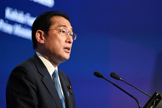 기시다 후미오 일본 총리가 지난 10일 싱가포르에서 열린 제19차 아시아안보회의(샹그릴라 대화) 개회식에 참석해 기조연설을 하고 있다. 싱가포르=로이터 연합뉴스