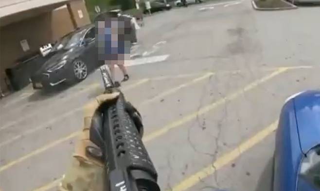 지난 5월 14일 미국 뉴욕주 버펄로 슈퍼마켓 총기 난사 사건 당시 범인이 시민에게 소총을 발사하는 끔찍한 장면이 트위치로 생중계되고 있다.