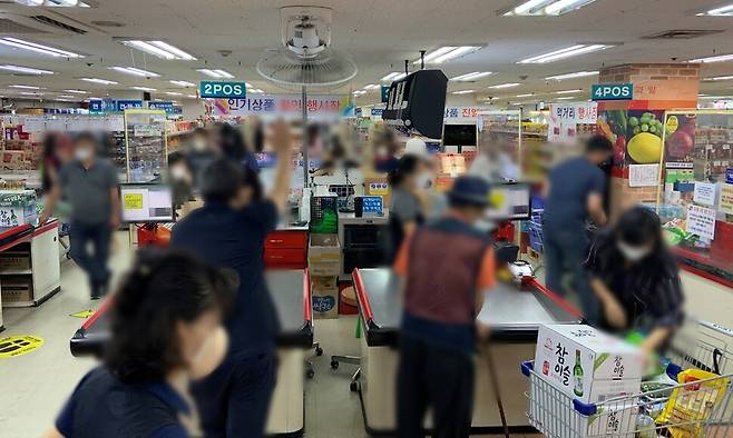 지난 10일 오전 대전 자운대 쇼핑타운 계산대가 붐비고 있다. 이곳은 국방부 국군복지단 산하 군 마트로, 국방부가 최근 이용 대상을 지역 주민으로 확대하고 초저가로 상품을 판매해 주변 소상공인들이 폐업 위기를 맞고 있다.