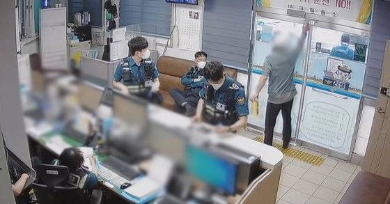 파출소에 방화를 시도하는 50대. 파출소 문을 잠그고 있다. 경찰들이 이때 비로소 이상한 점을 느끼기 시작했다. 부산경찰청제공영상 캡처