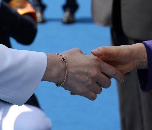 지난 5월 10일 대통령 취임식 때 김건희 여사가 박근혜 대통령과 악수하고 있다.