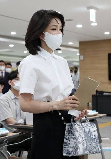 김건희 여사가 6·1 전국동시지방선거 사전투표 첫날인 27일 서울 용산구 용산구의회에 마련된 사전투표소에서 투표 순서를 기다리고 있다. 연합뉴스