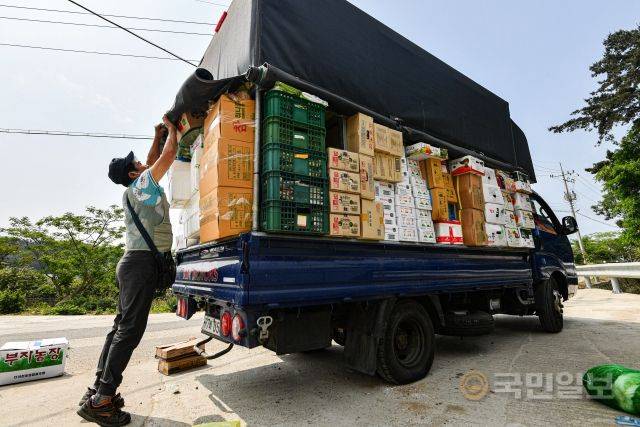 승봉도에 도착한 권씨가 장사를 시작하기 위해 물건들을 '장사 모드'로 펼치고 있다.