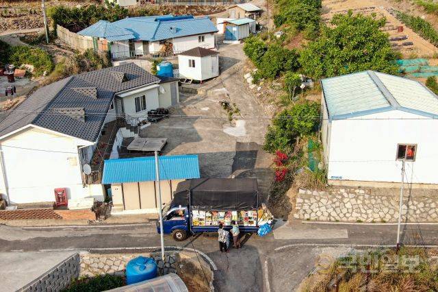 길 한가운데 트럭을 세워도 문제될 것이 별로 없다. 차들이 많이 다니지 않는 골목을 훤히 알고 있다.