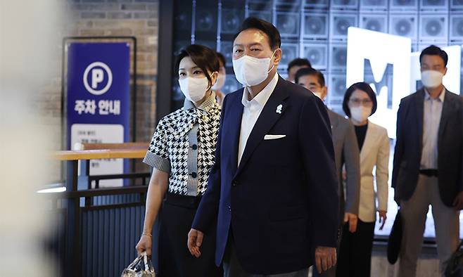 윤석열 대통령 내외가 지난 12일 서울 시내 한 영화관에서 영화 '브로커'를 관람한 뒤 상영관을 나서고 있다. 연합뉴스