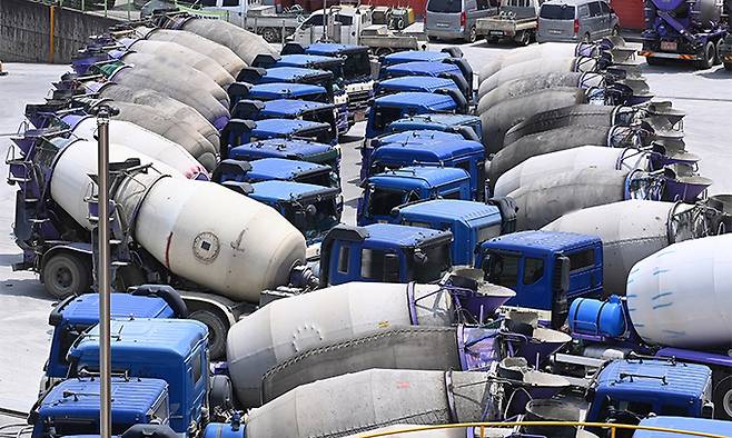 화물연대 총파업 일주일째인 13일 경기도 화성시 한 레미콘 공장에 레미콘 차량들이 세워져 있다. 뉴시스