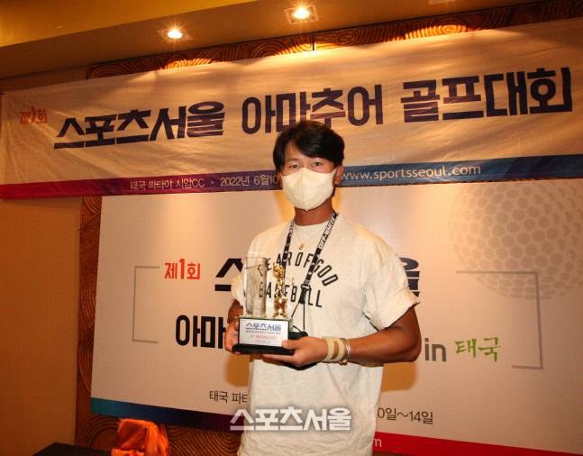 제1회 스포츠서울 아마추어골프대회 신페리오 부문 1위 한용(가운데) 씨가 트로피를 들고 기념촬영을 하고 있다. 사진 | 파타야=스포츠서울 이웅희기자