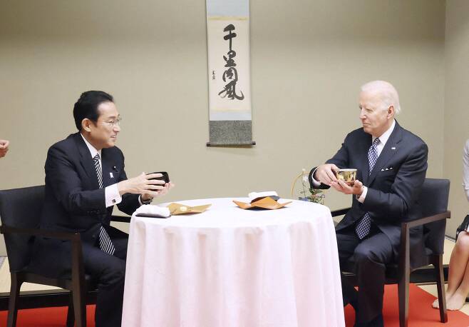 지난달 23일 일본을 방문한 조 바이든(오른쪽) 미국 대통령이 23일 도쿄의 한 식당에서 열린 비공개 만찬에 참석해 기시다 후미오 일본 총리와 전통 다도를 즐기고 있다. /교도 연합뉴스