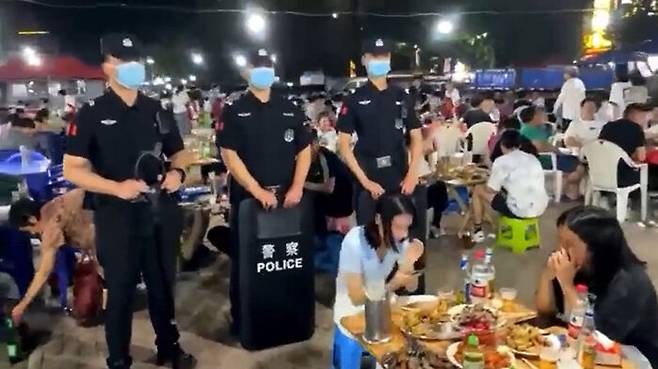 탕산 폭행 사건 이후 중국 당국은 식당과 술집 곳곳에 공안을 배치했습니다.
