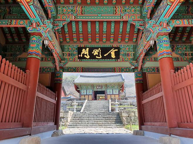 불갑사의 전각 배치는 북방불교의 특성과 남방불교의 특성을 절묘하게 잘 보여주고 있다. 금강문의 경우 서향가람의 배치를 지니고 있는데 이는 대웅전, 만세루, 천왕문과 함께 중심축에 위치하기 위해서다.