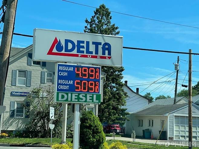 뉴저지주 버겐카운티의 한 주유소. 주유 시 현금과 신용카드 가격이 다르다. 2022. 6. 10 /사진=임동욱 특파원 /사진=임동욱